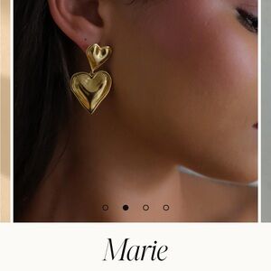 Aureum Collective Marie earrings
Gold Double Heart Earrings
NEW
COLOR: 24K GOLD